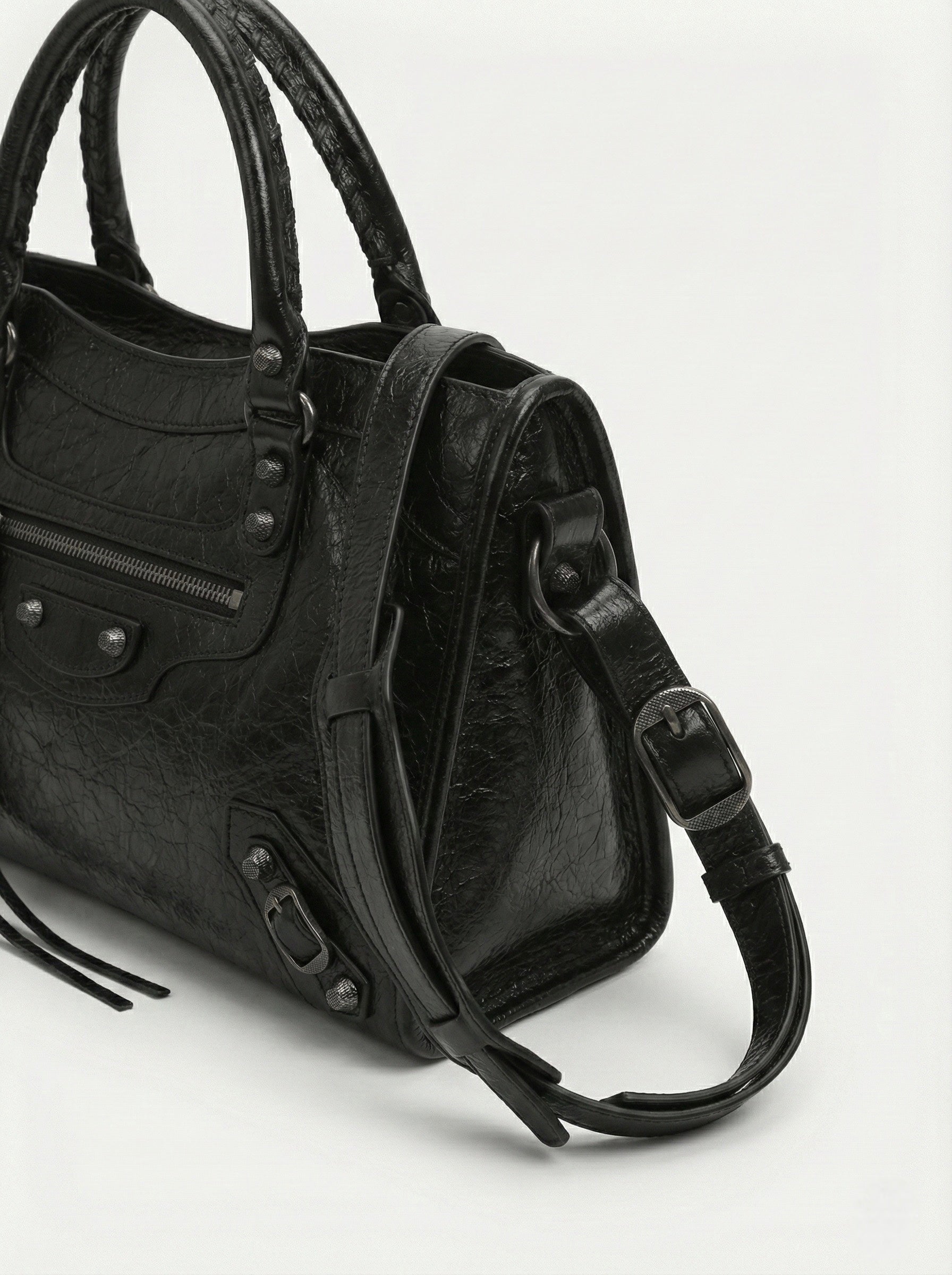 Carmela- Stylish Handbag with Spacious Interior & Minimalist Design