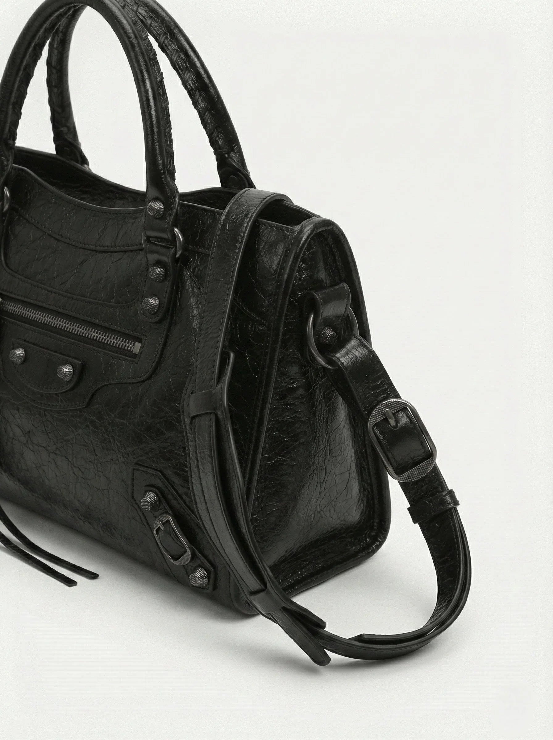 Carmela- Stylish Handbag with Spacious Interior & Minimalist Design