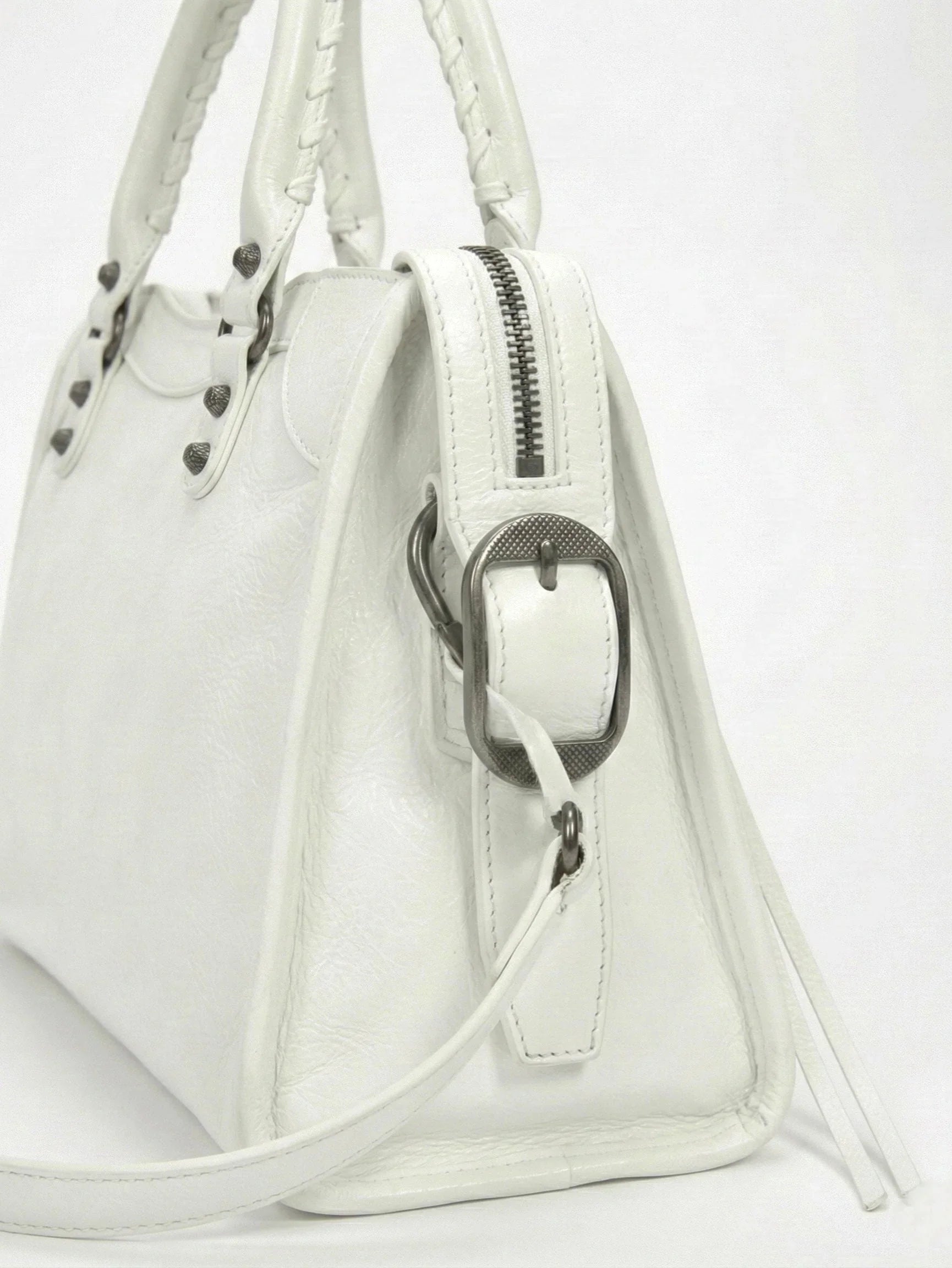 Carmela- Stylish Handbag with Spacious Interior & Minimalist Design