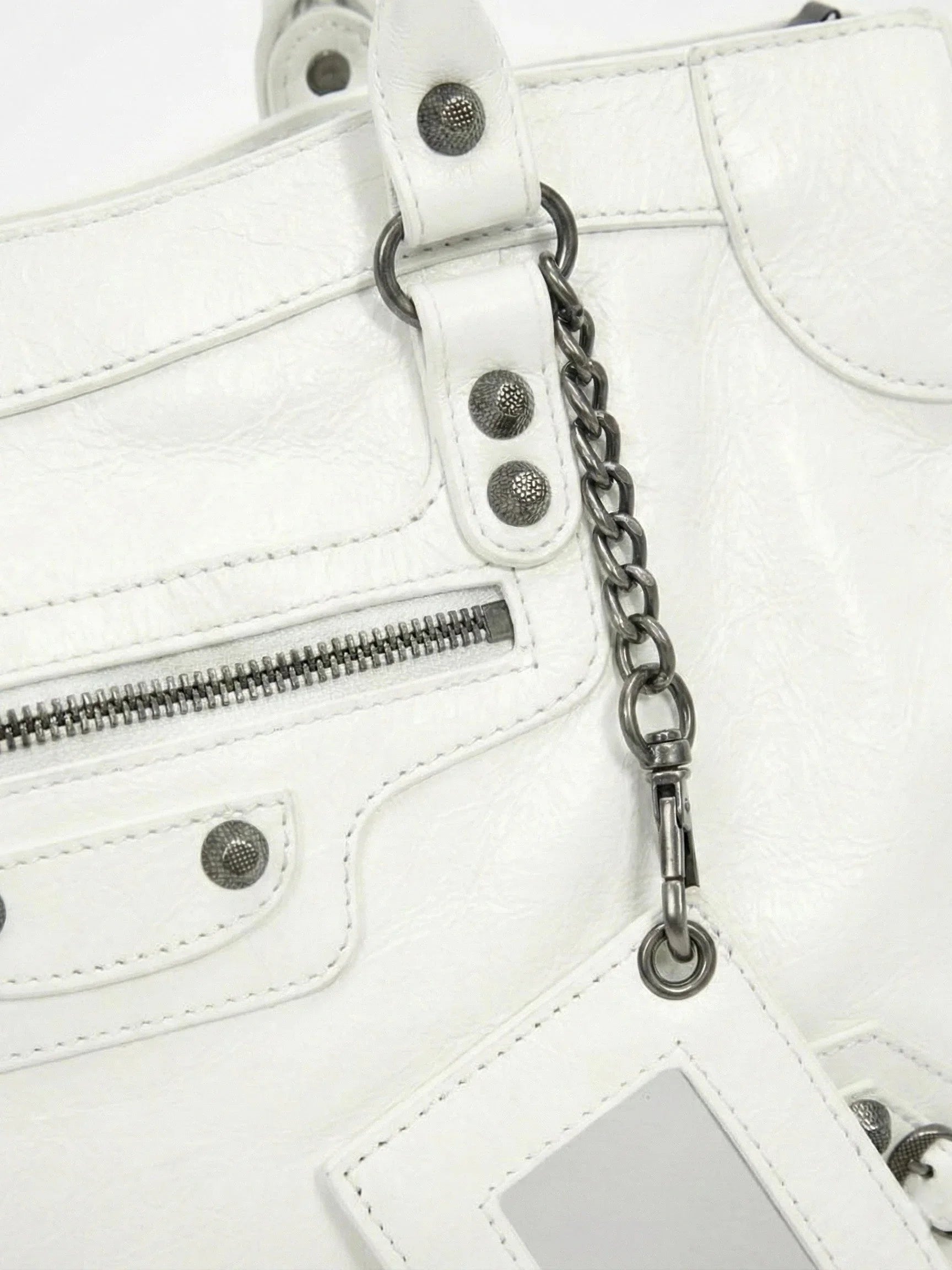 Carmela- Stylish Handbag with Spacious Interior & Minimalist Design