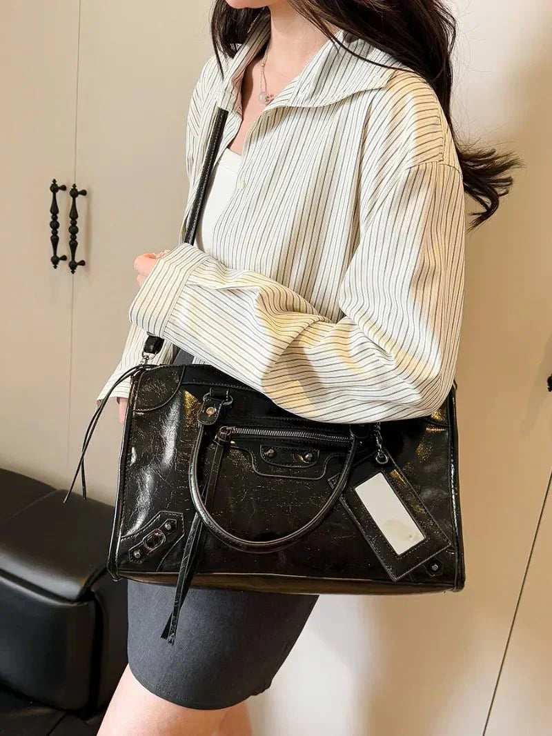 Model carrying the Carmela handbag