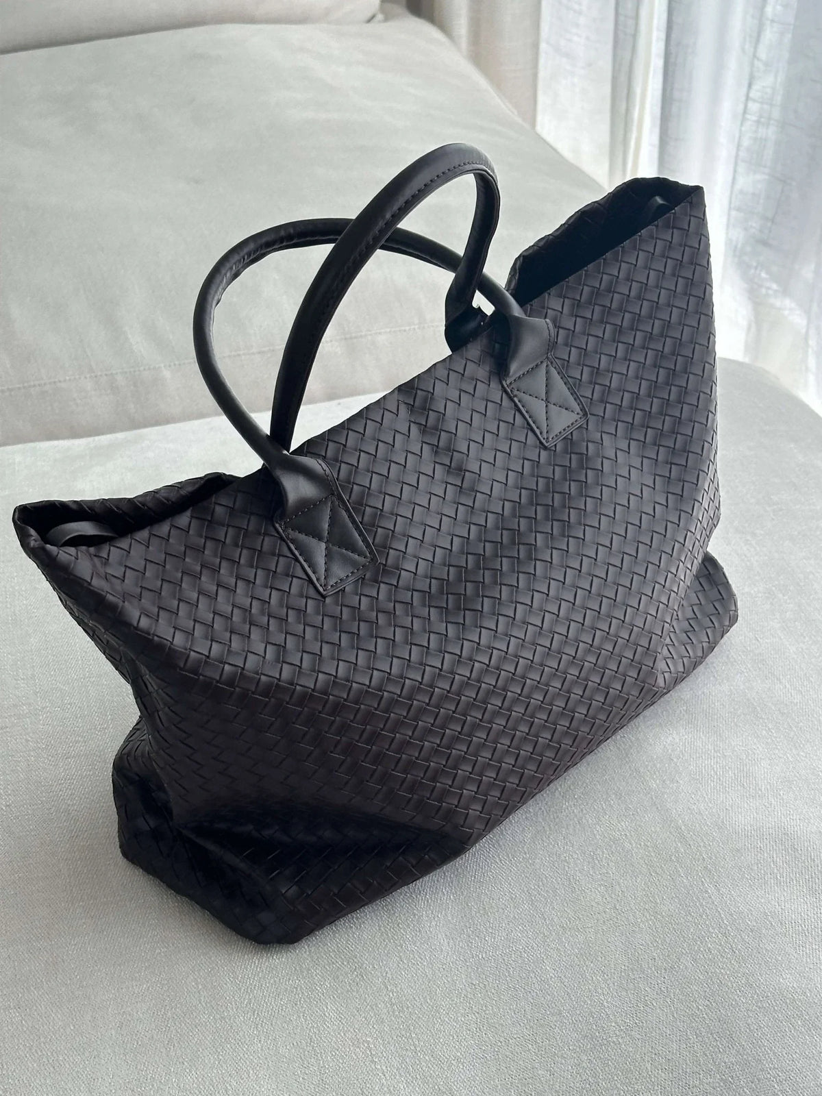 Zarina woven handbag silhouette detail